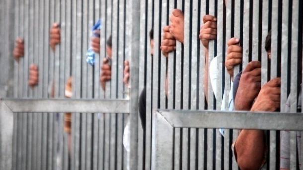 Spagna, gli immigrati si mettono in carcere