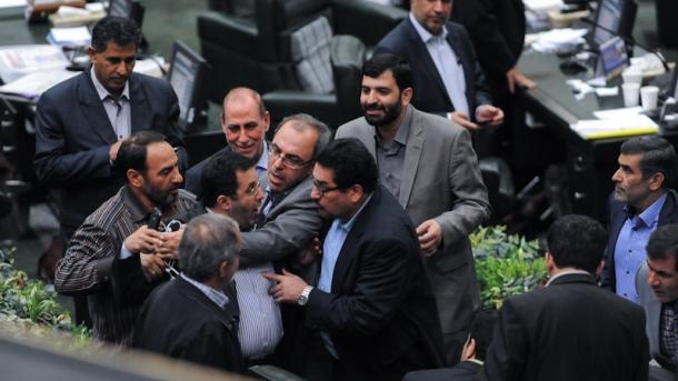 مجلس ایران وزیر علوم روحانی را برکنار کرد