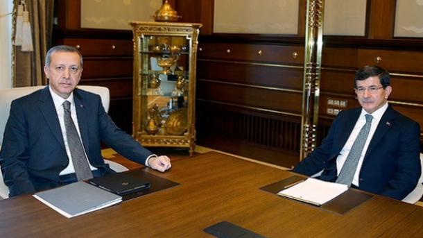 Dimite el premier turco Ahmet Davutoğlu