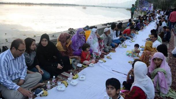 ایشیا کا طویل ترین افطاری دستر خوان کشمیر میں لگا