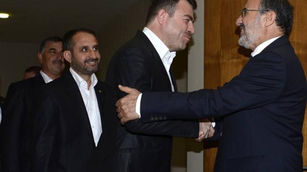 Felicitación de fiesta entre los partidos políticos en Ankara