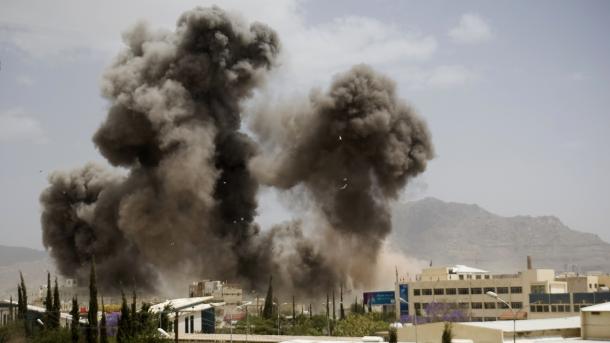 سعودی فضائیہ نے یمنی دارالحکومت پر حملہ کر دیا،وزارت دفاع کی عمارت تباہ