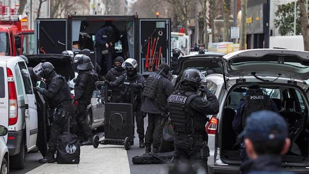 Sospechosos del ataque de Paris toman rehenes en una empresa