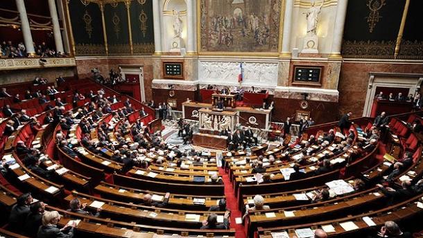 Franca miraton projektligjin e diskutueshëm për antiterrorizmin