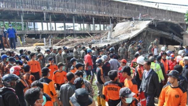 Leomlott egy félkész épület Indonéziában