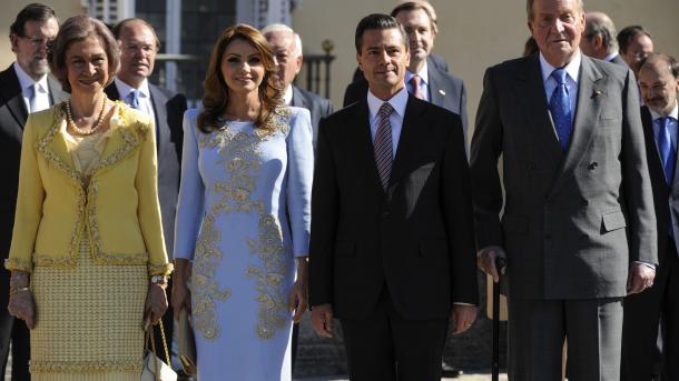 El rey de España condecora al presidente de México y a su esposa