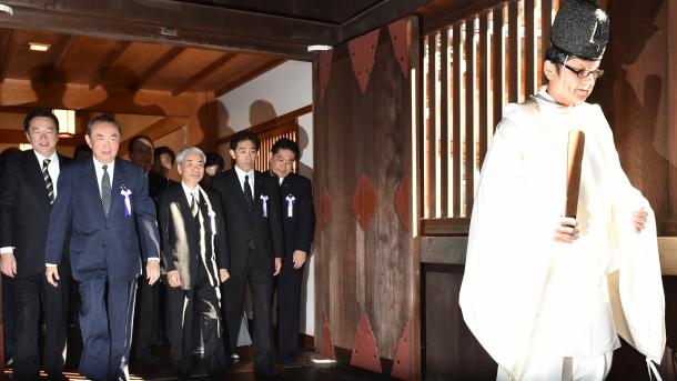 日本首相向靖国神社祭献供品引中国愤怒