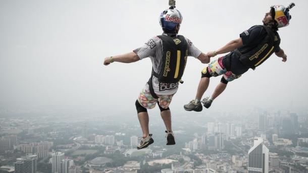 Saut vertigineux des parachutistes français