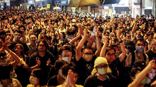 香港反政府领袖向警察自首