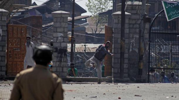 Caxemira: Forças de Segurança Indiana mata manifestante