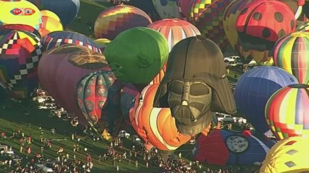 美国国际热气球盛会吸引10万多人参加