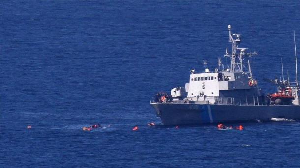 Guarda costeira grega afunda barco de refugiados