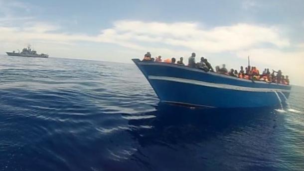 اٹلی کی  کوسٹ گارڈ نے  314 غیر قانونی مہاجرین کو ڈوبنے سےبچا لیا