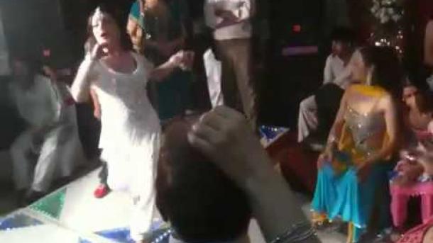 ایبٹ آباد میں خواجہ سرا کی سالگرہ حاضرین نے خوب مزہ لیا