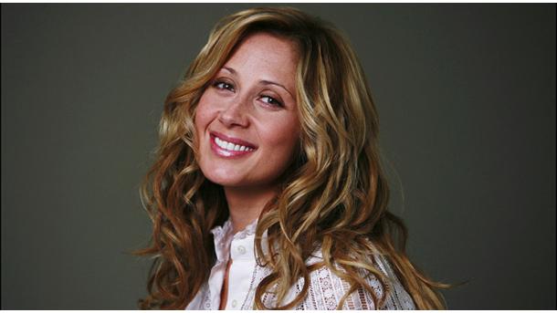 Lara Fabian hace una elegante contribución a Turquía dando un mensaje de apoyo