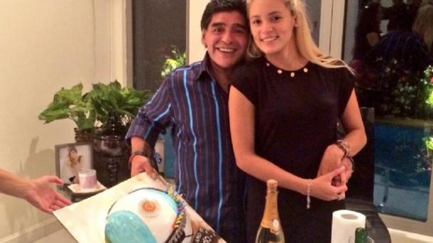 Maradona bıçaq altına 24 yaşlı sevgilisi üçün düşüb