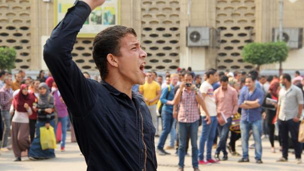 اسلحه و گلوله پلیس مصر، جان معترضین را میگیرد