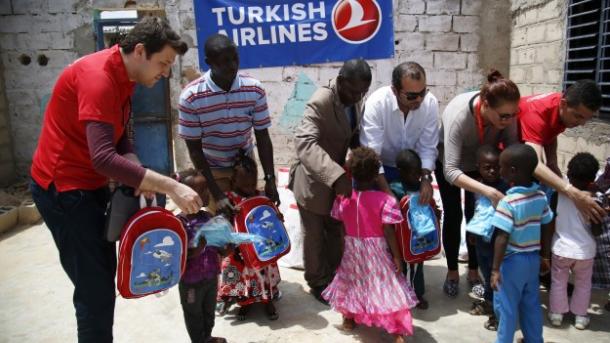 Turkish airlines apporte son assistance à des enfants de Dakar
