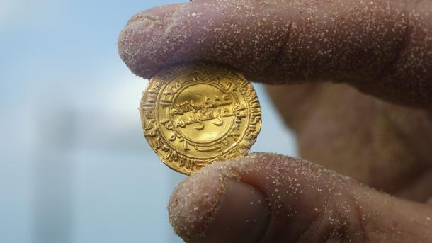 以色列地中海沿岸发现2000枚金币