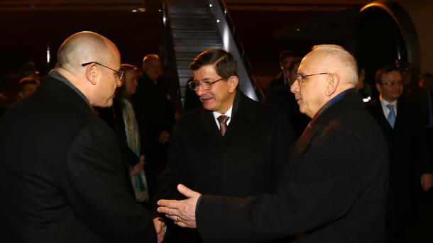 土耳其总理达吾特欧陆出访匈牙利