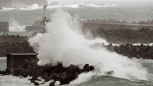 İndia se lupta cu ciclonul Hudhud