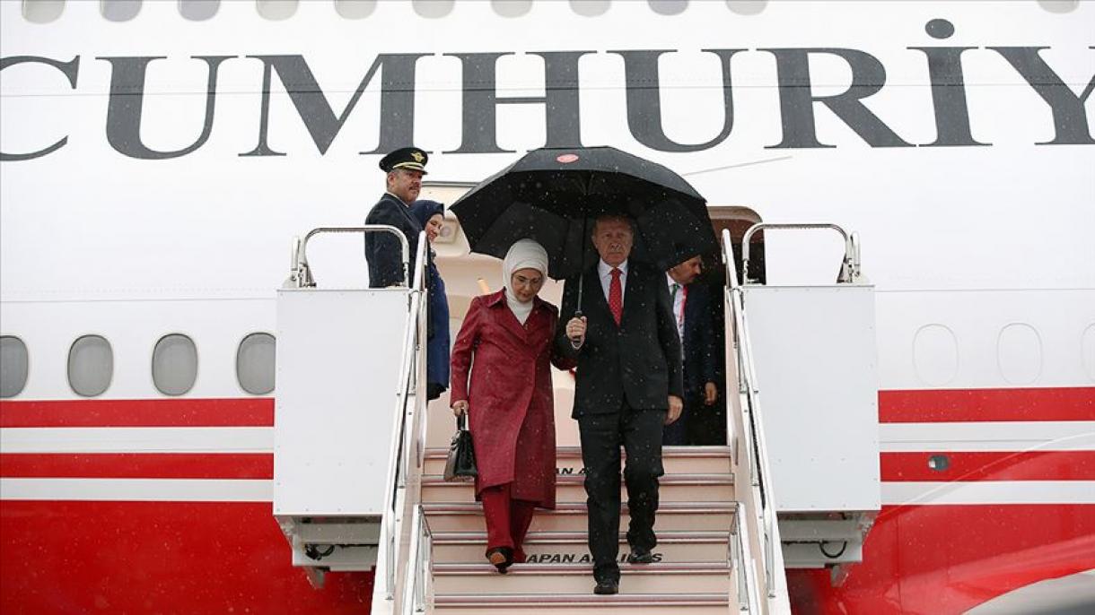 استقبال با کیمونو از رئیس جمهور ترکیه و همسرش در مقابل هتل محل اقامتشان در ژاپن