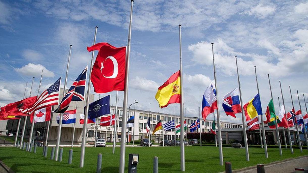 پرچم های ناتو به یاد قربانیان حمله تروریستی در استانبول به حالت نیمه برافراشته درآمد