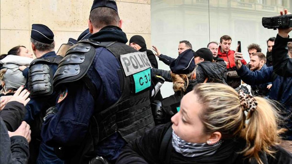 Les gilets jaunes battent le pavé à Paris et dans d'autres villes de l'Hexagone