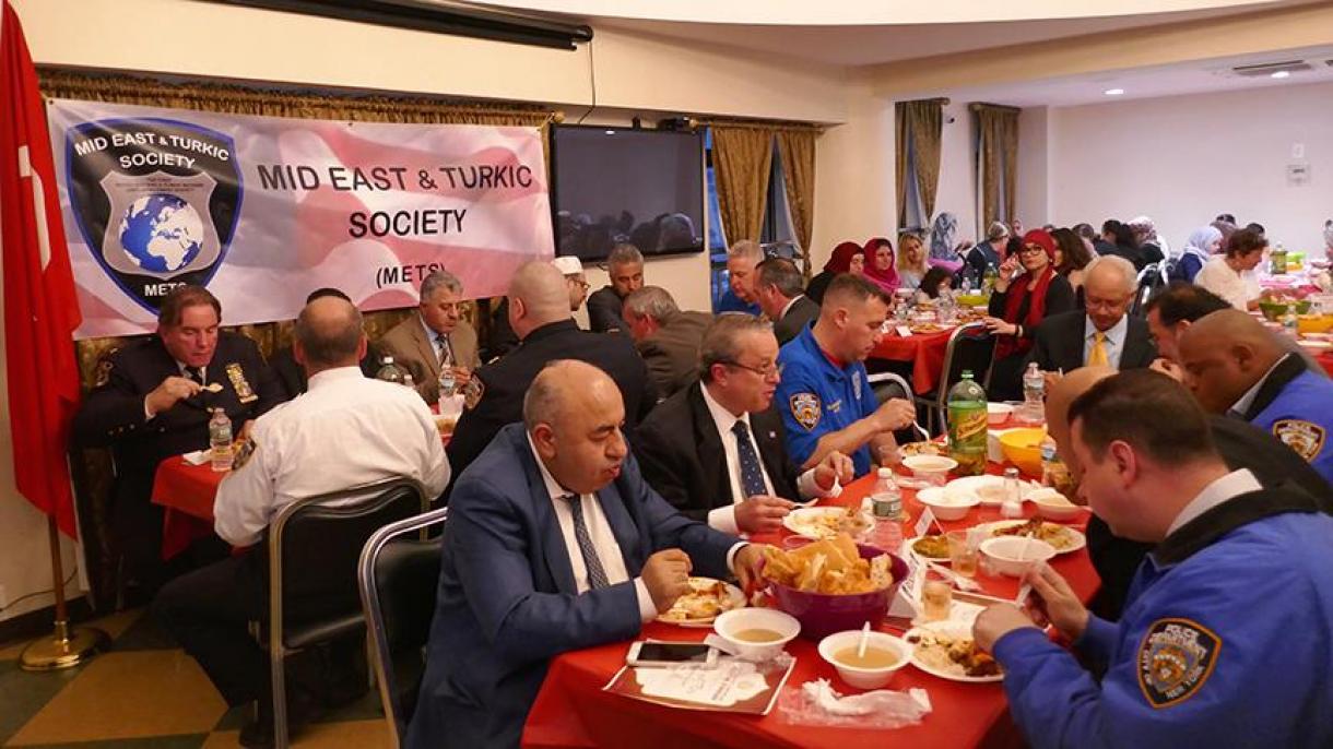 ABŞ polislərinin iftar yeməyi