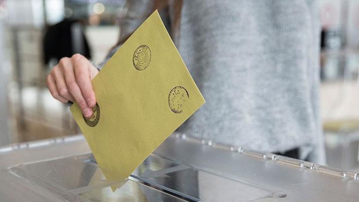 Μεγάλη η έλευση των ψηφοφόρων στα εκλογικά κέντα στην Ευρώπη για το δημοψήφισμα
