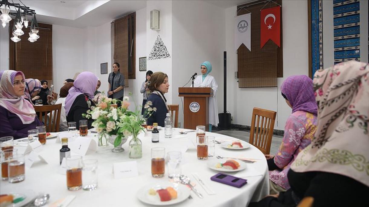 emine erdogan tokyo camii, yemek1.jpg