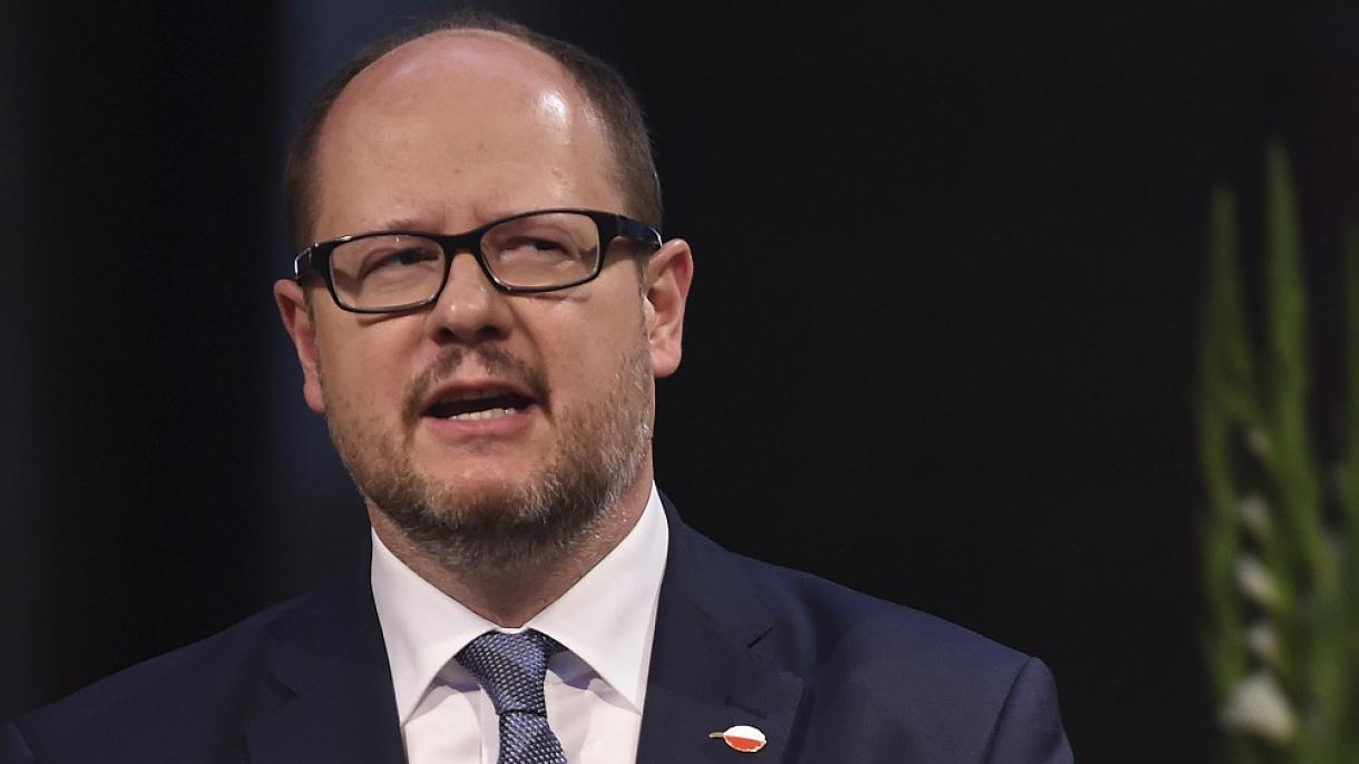Confirman la muerte del alcalde de Gdansk apuñalado en un acto público