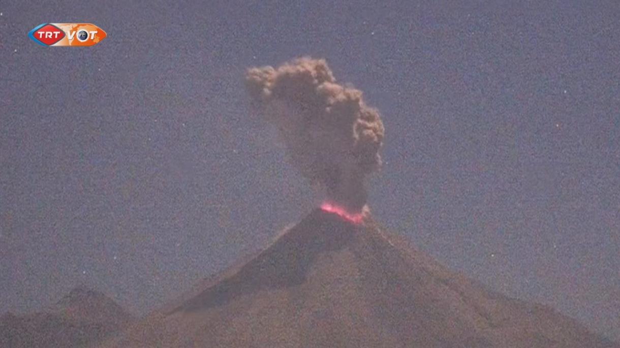 墨西哥科利马火山喷发
