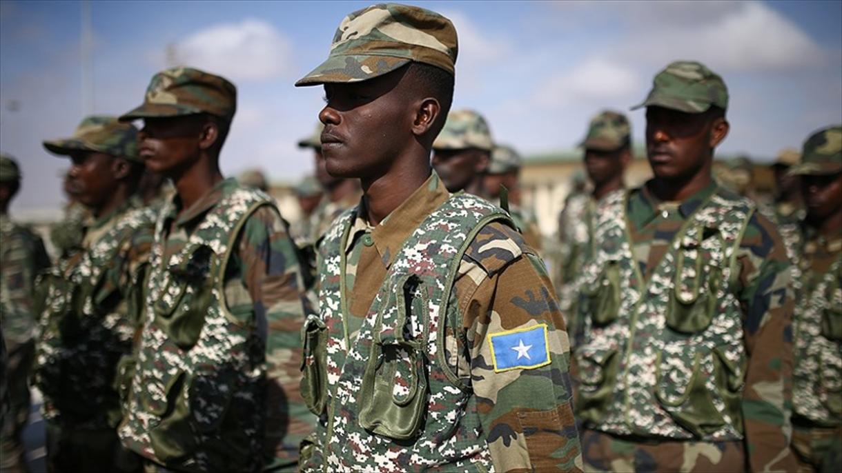 Сомалиде кээ бир аймактар өз армиясын түзөт