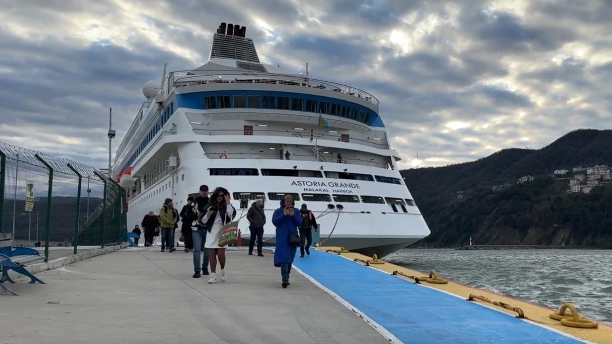 کشتی کروز "آستوریا گرند" در بندر آماسرا پهلو گرفت