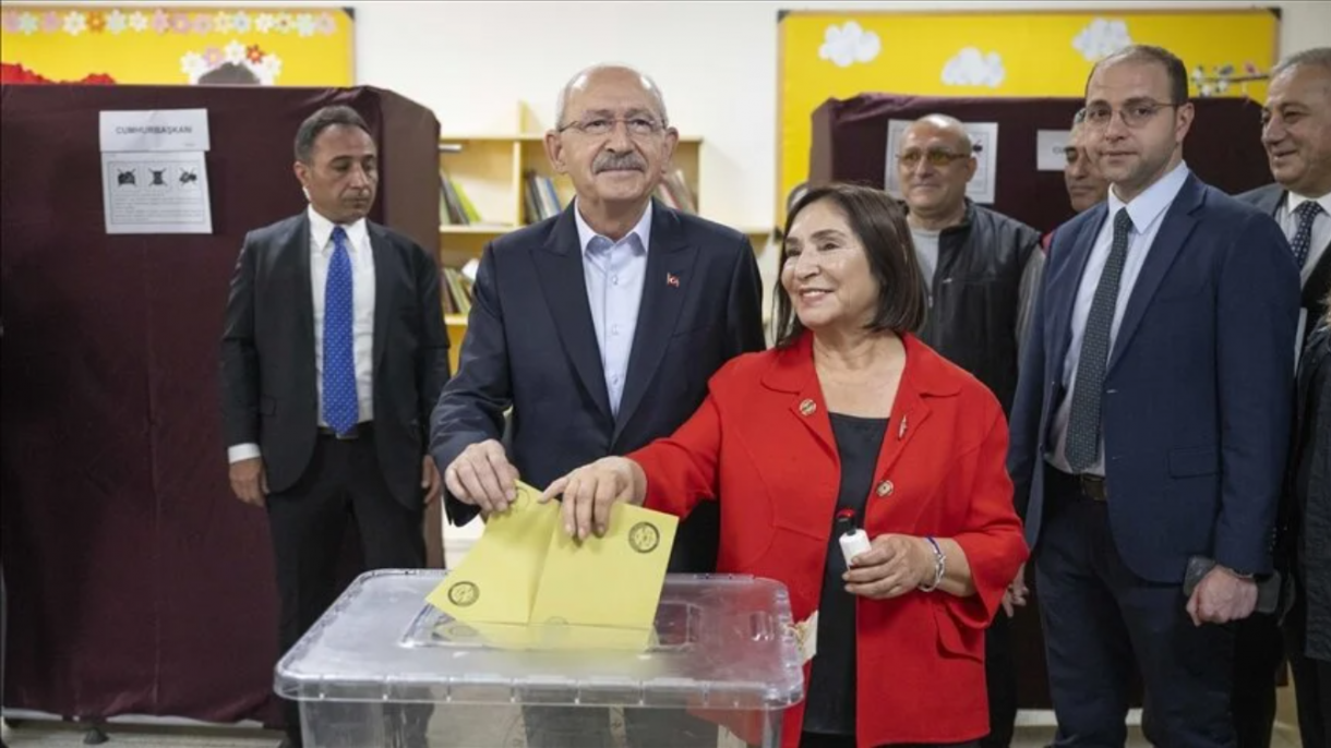 قلیچداراوغلو و همسرش رای خود را به صندوق انداختند