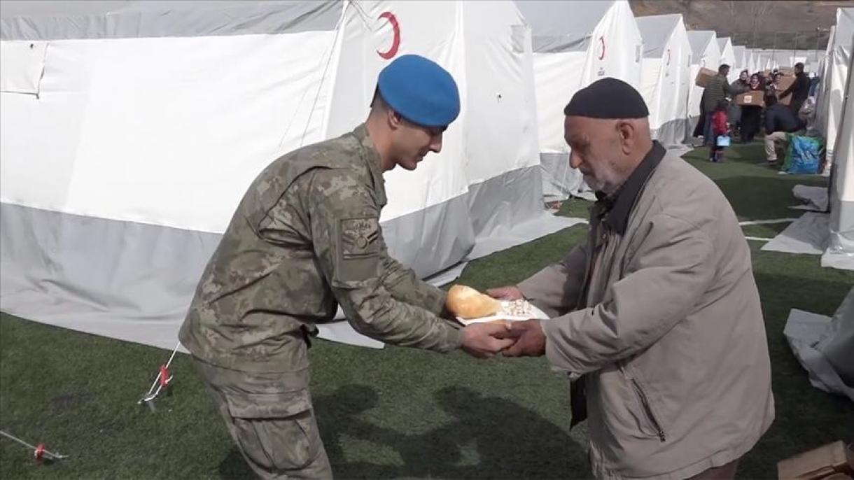 ادامه خدمات امدادرسانی سربازان تورکیه به زلزلهزدگان
