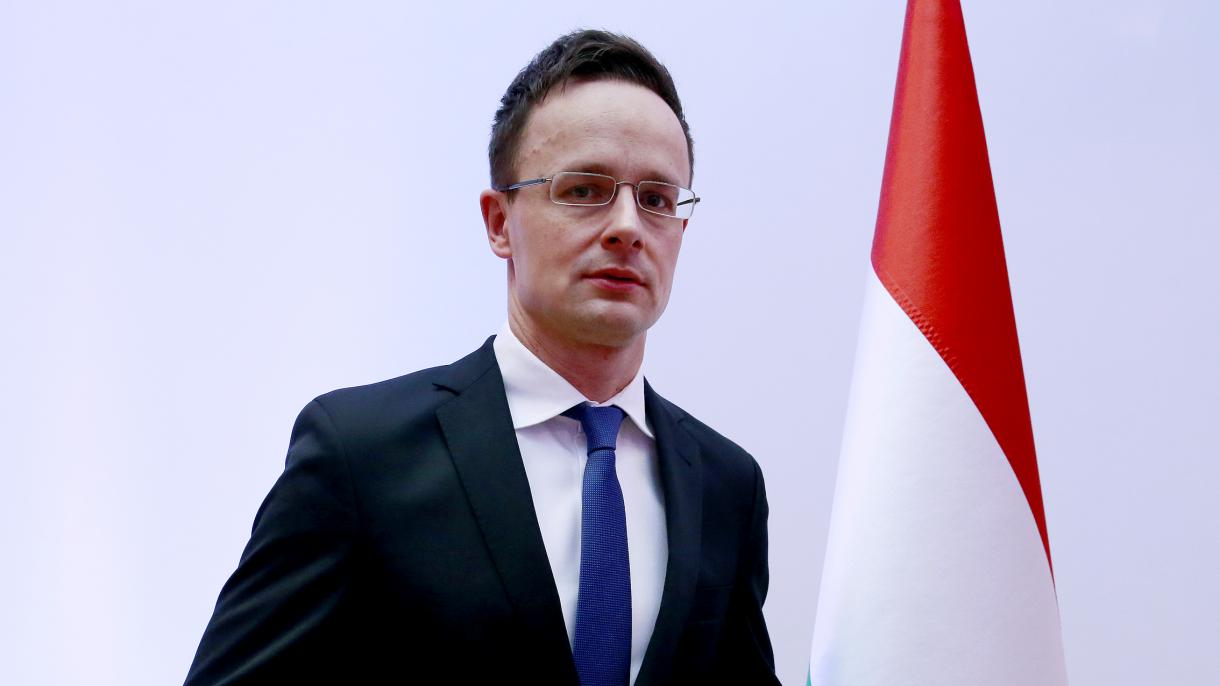 Унгарскиот министер за надворешни работи и трговија Петер Сијарто во посета на Турција