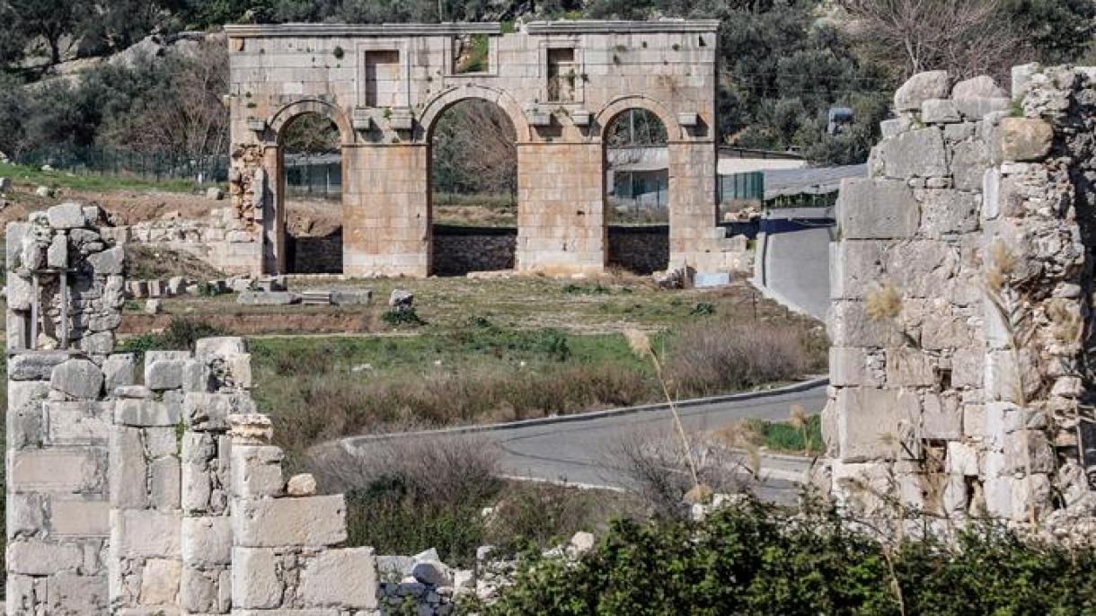 Duas novas esculturas encontradas na antiga cidade de Patara