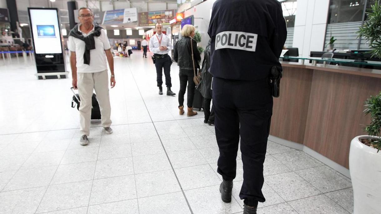 Fransiýada polisiýa işgäriniň od açan pyçakly adam ýogaldy