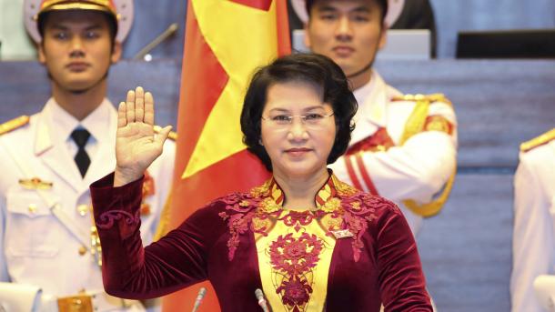 越南首位女国会主席宣誓就职