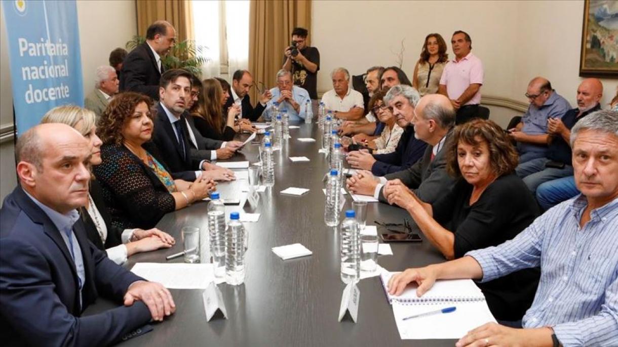 Gobierno argentino anuncia acuerdo salarial con docentes que amenazaban con no iniciar clases
