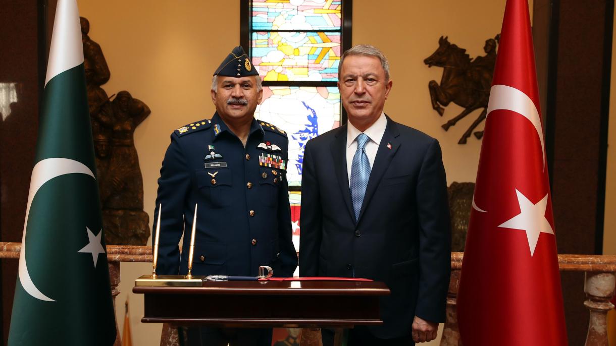 Hulusi Akar a reçu le commandant pakistanais des Forces aériennes