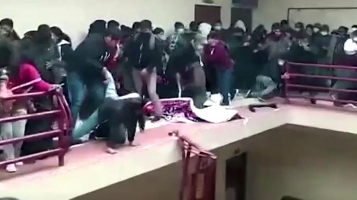 Bolíviában leszakadt egy korlát