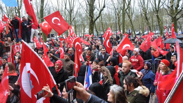 法国土耳其裔举行示威支持土耳其
