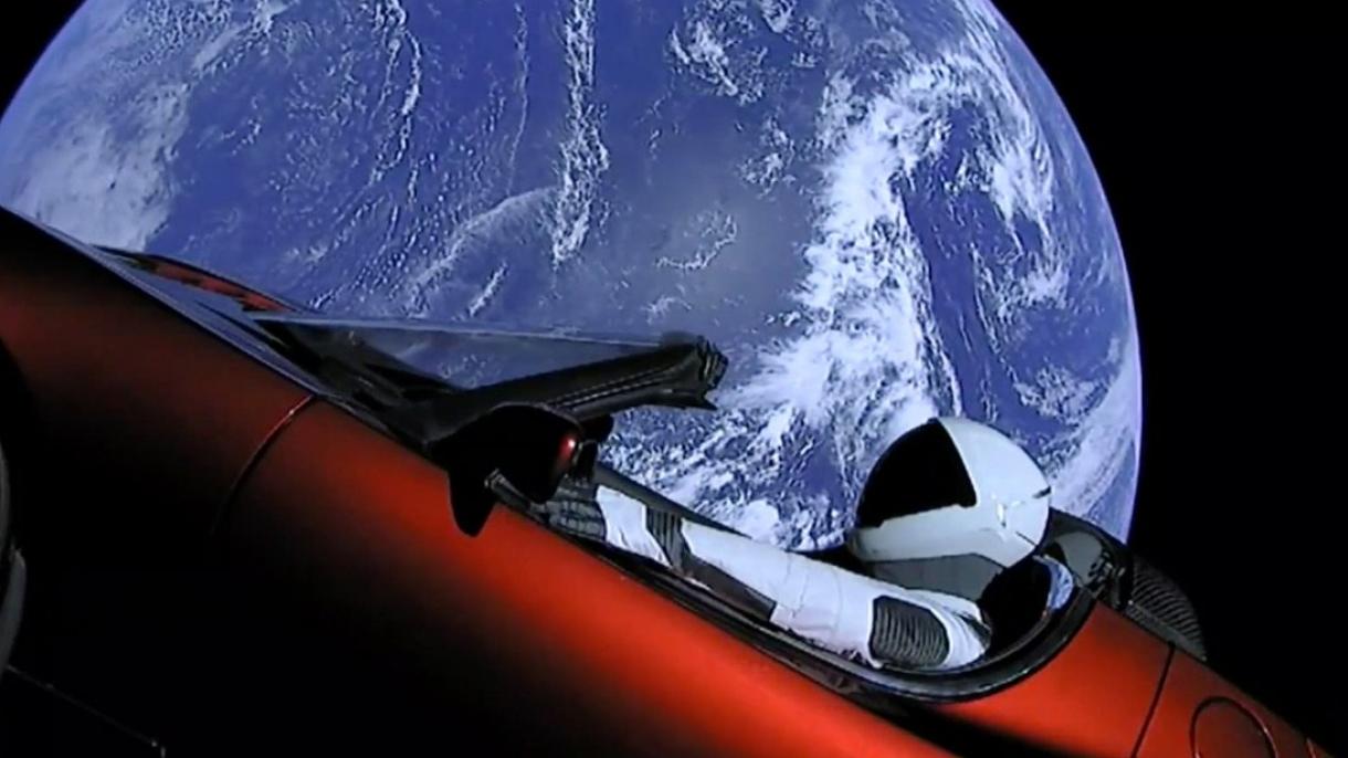 Kosmosa səyahətə çıxan Tesla avtomobili marşrutunu dəyişdi