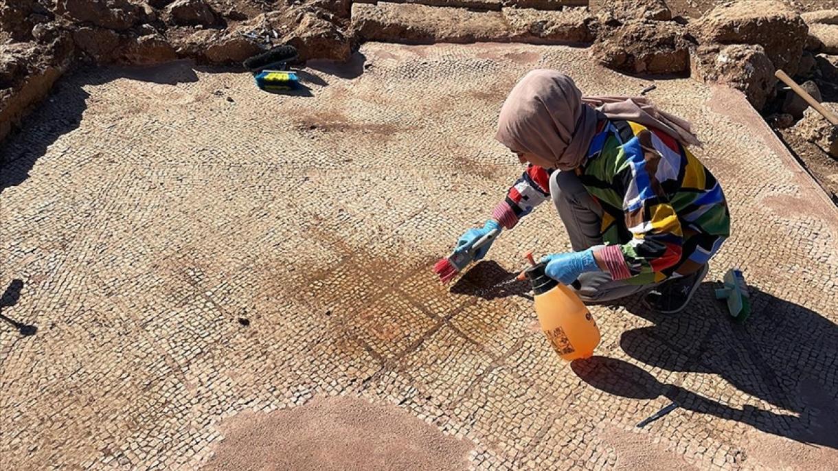 Antik Perre şəhərində 1800 illik mozaika döşəməsi aşkarlanıb