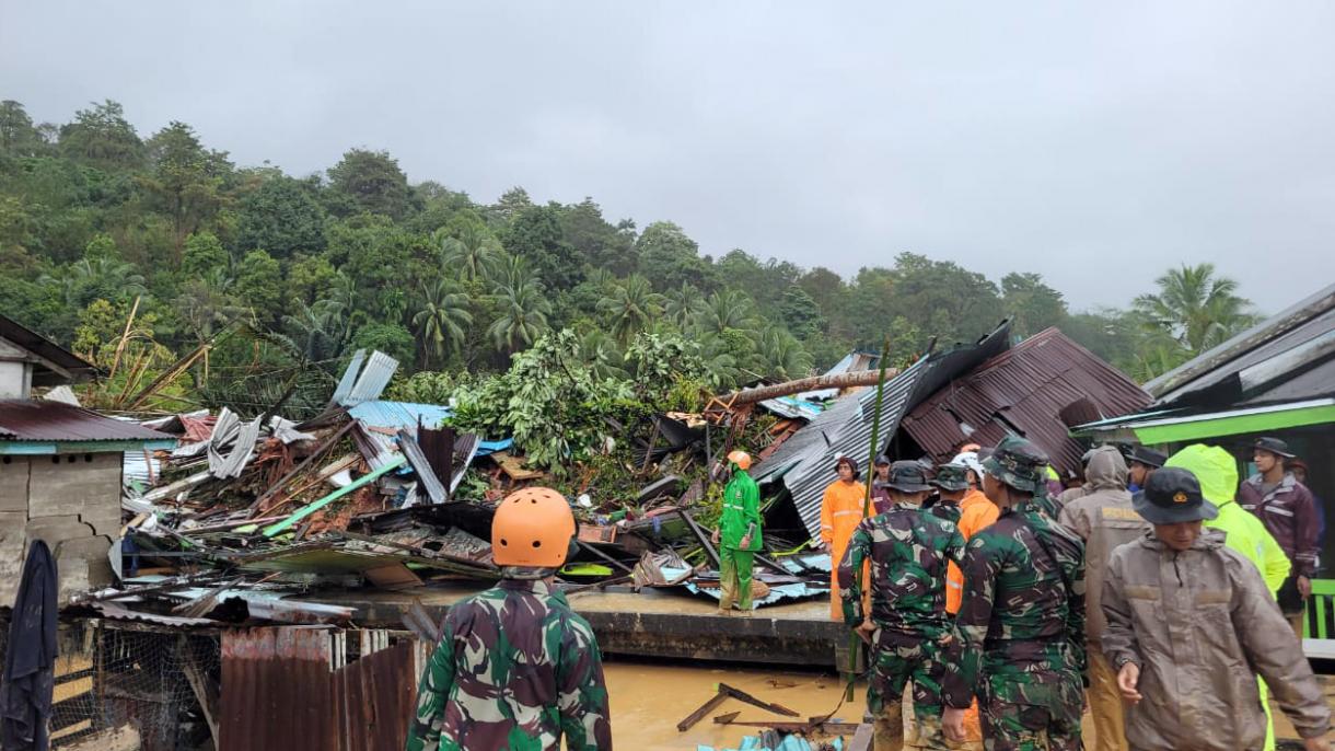 انڈونیشیا  میں شدید بارشوں کے بعد ہونے والی لینڈ سلائیڈنگ کی تباہ کاریوں میں 21 افراد ہلاک
