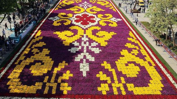 La alfombra de tulipanes más grande del mundo se preparó en Estambul