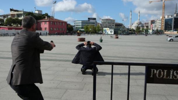 Homem armado ataca editor de jornal fora de tribunal em Istambul